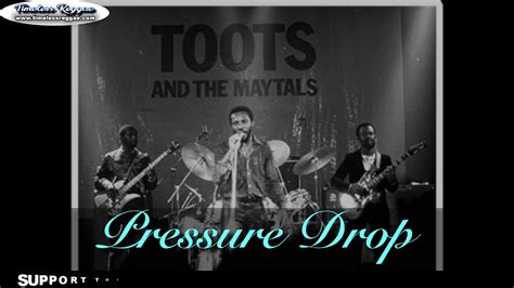  Pressure Drop - Bir Reggae Klasik ile Tanışın: Samimi Akustik Gitar Melodilleri ve Güçlü Bas Çizgilerinin Büyülü Dansı